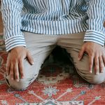 التخلف عن الصلوات وتأخيرها