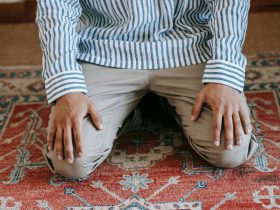 التخلف عن الصلوات وتأخيرها