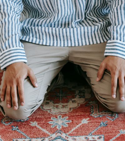 التخلف عن الصلوات وتأخيرها