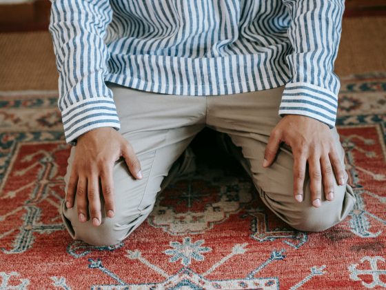 التخلف عن الصلوات وتأخيرها