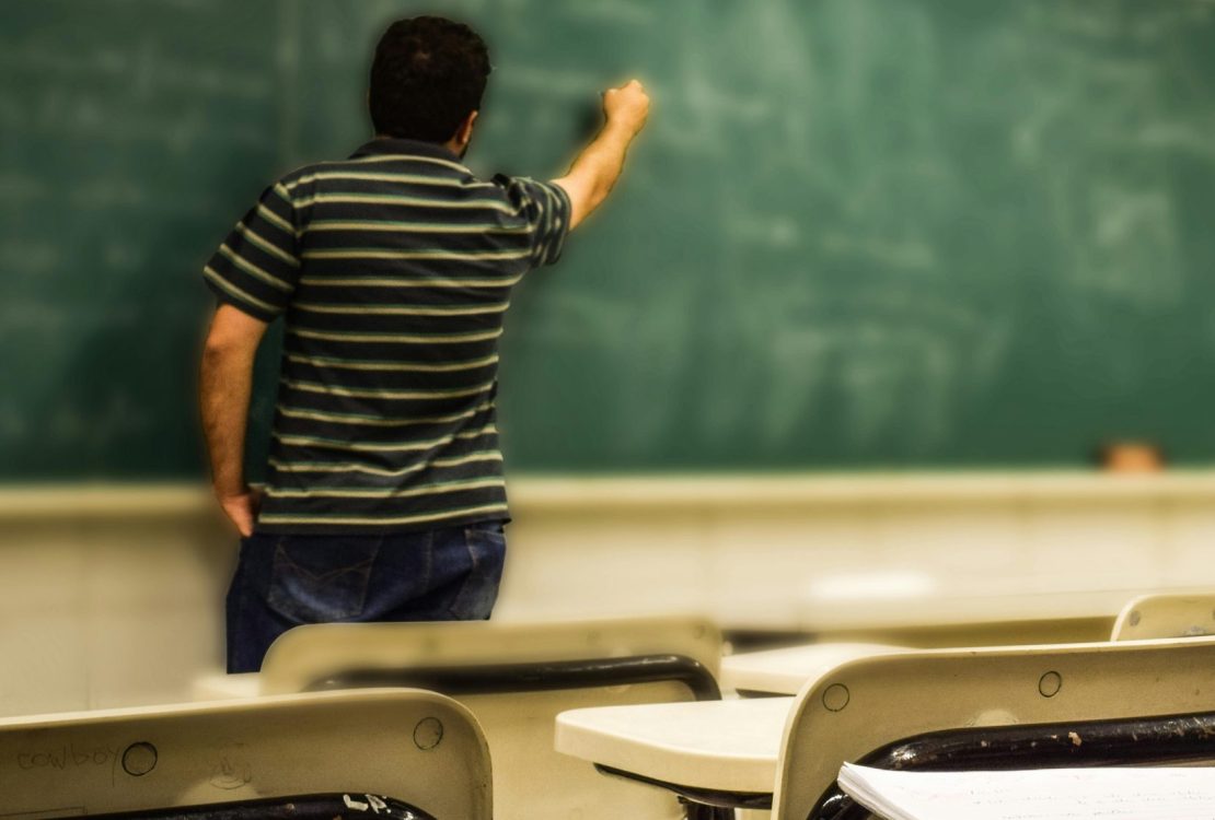 تدريس الرجال للنساء