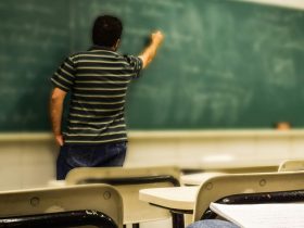 تدريس الرجال للنساء