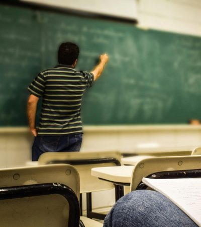 تدريس الرجال للنساء