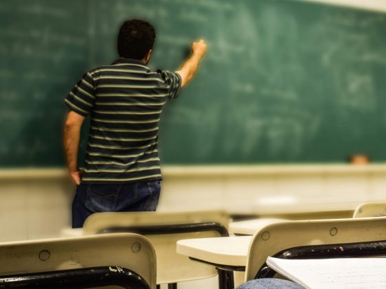 تدريس الرجال للنساء