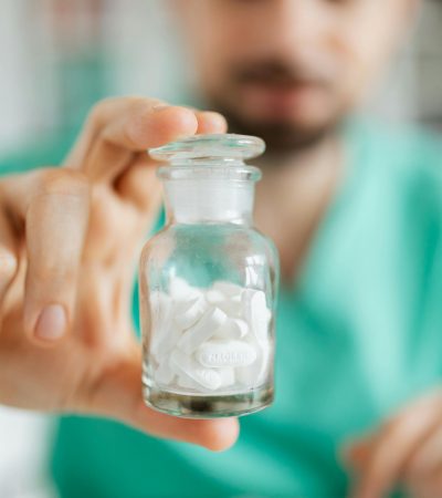 صور النساء في الصيدليات