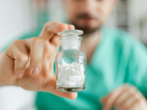 صور النساء في الصيدليات